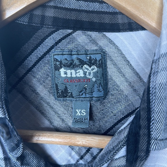 Aritzia TNA Classic Fit Plaid Button Down Womens Size XS Gray Black White - Picture 4 of 6
